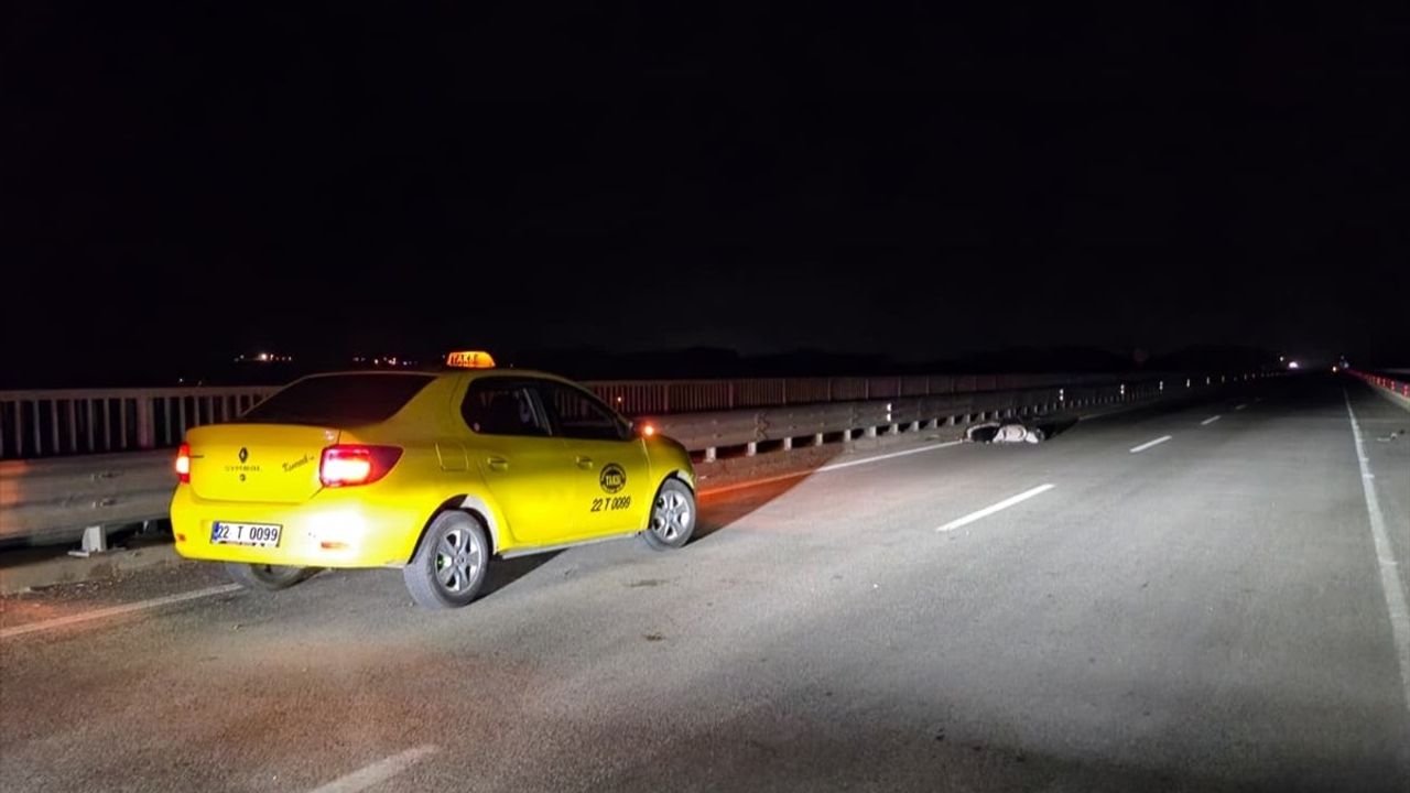 Edirne'de Taksi ile Elektrikli Motosiklet Çarpıştı: 2 Kişi Yaralandı