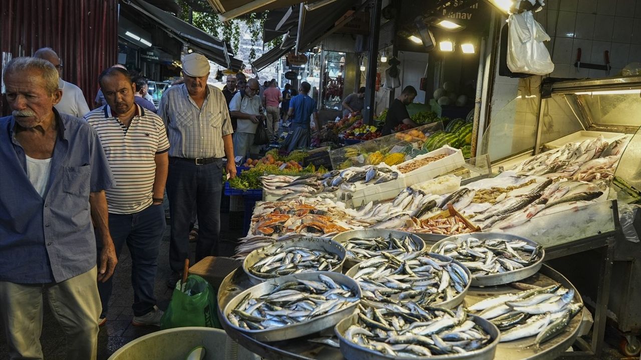 Ege'de Balıkçılar Sezona Bereketli Başladı — İzmir'de Tezgahlar Doldu