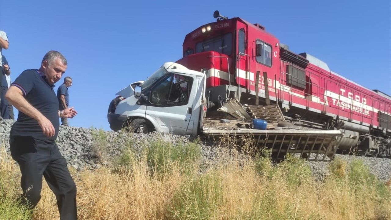 Elazığ'da hemzemin geçitte tren kamyonete çarptı: sürücü yaralandı