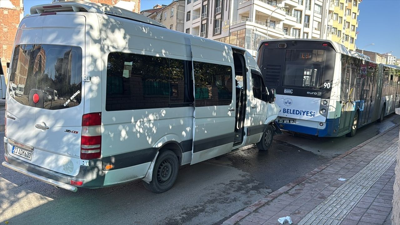 Elazığ'da Minibüs Belediye Otobüsüne Çarptı: 8 Yaralı
