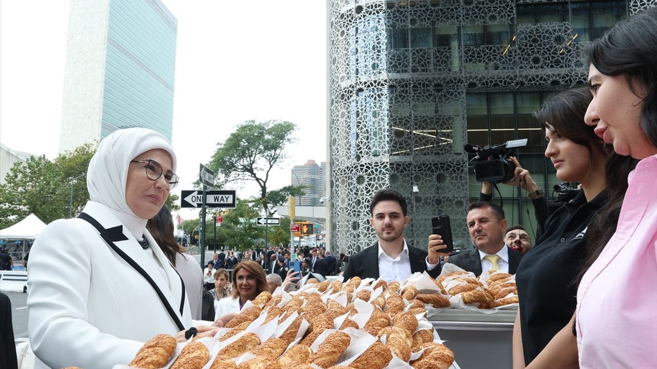 Emine Erdoğan 'Anadoludakiler' Simit Standını Türkevi Yakınında Ziyaret Etti