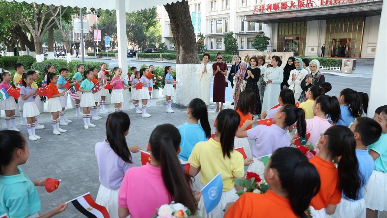 Emine Erdoğan, ŞİÖ 25. Zirvesi'nde Çin'de lider eşleriyle buluştu