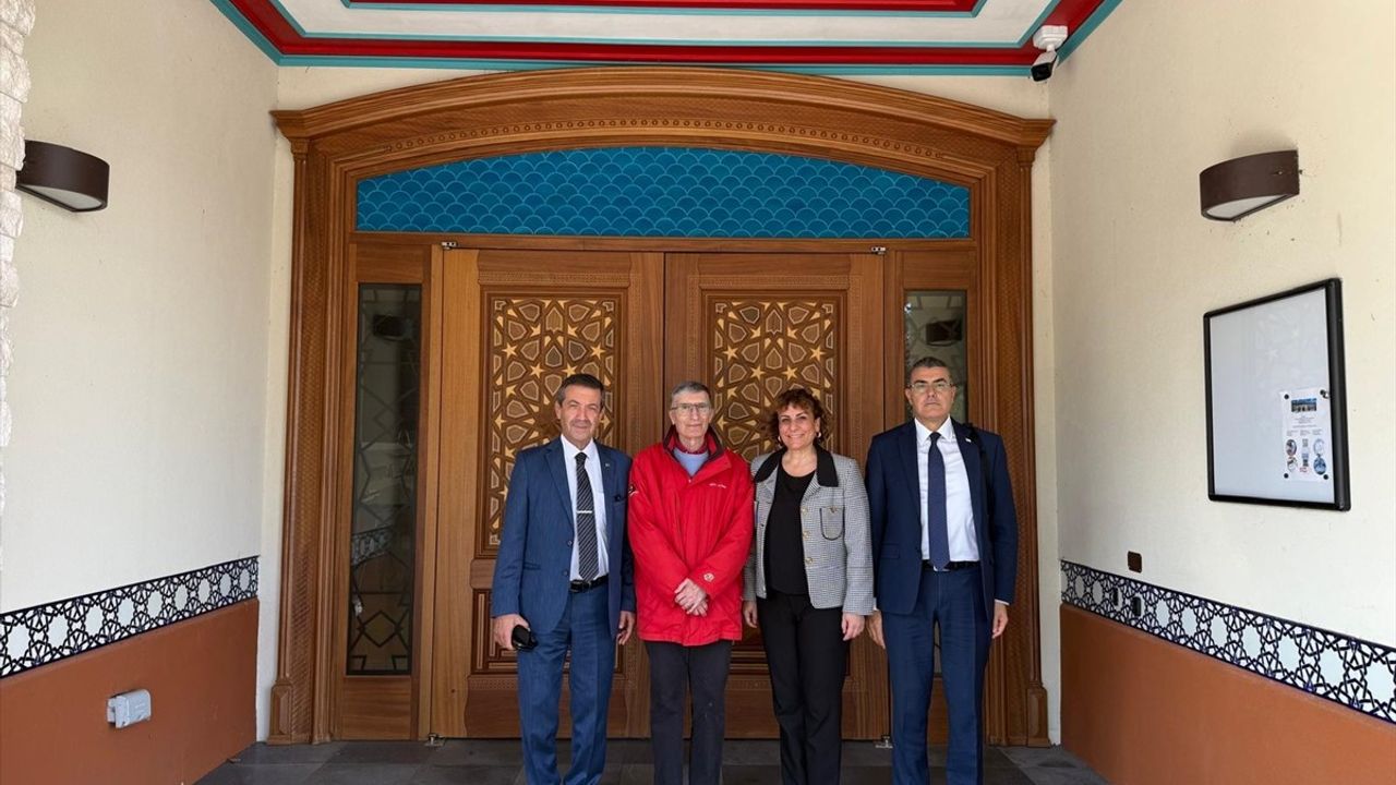 Ertuğruloğlu, Aziz Sancar'a KKTC Kimliğini Takdim Etti