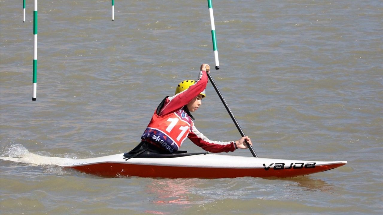 Erzincan'da Akarsu Kano Slalom Türkiye Kupası Başladı