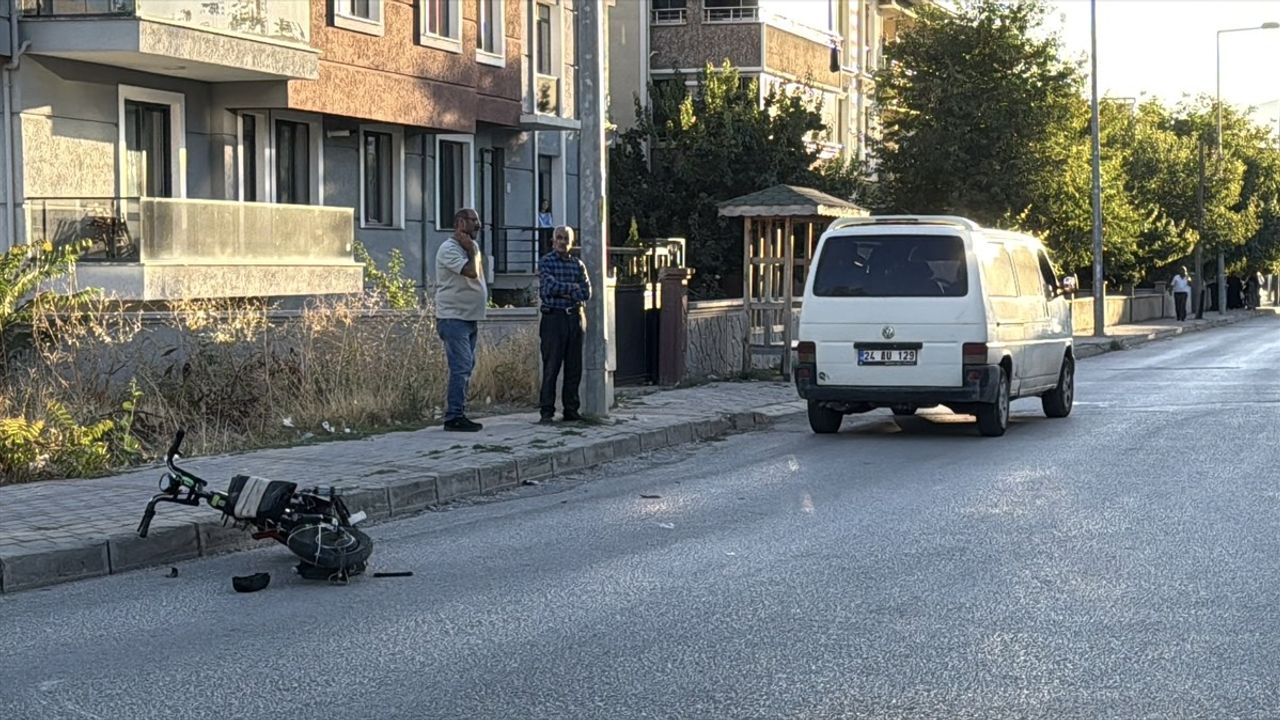 Erzincan'da Panelvanın Çarptığı Elektrikli Bisiklet Sürücüsü 10 Yaşındaki Çocuk Ağır Yaralandı