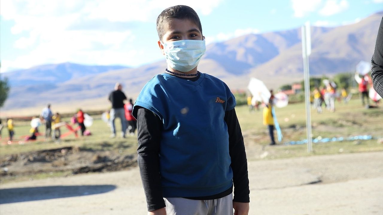 Erzurum'da Çocuklar Sıraç için Uçurtma Şöleni — Kızılay'dan Moral Etkinliği