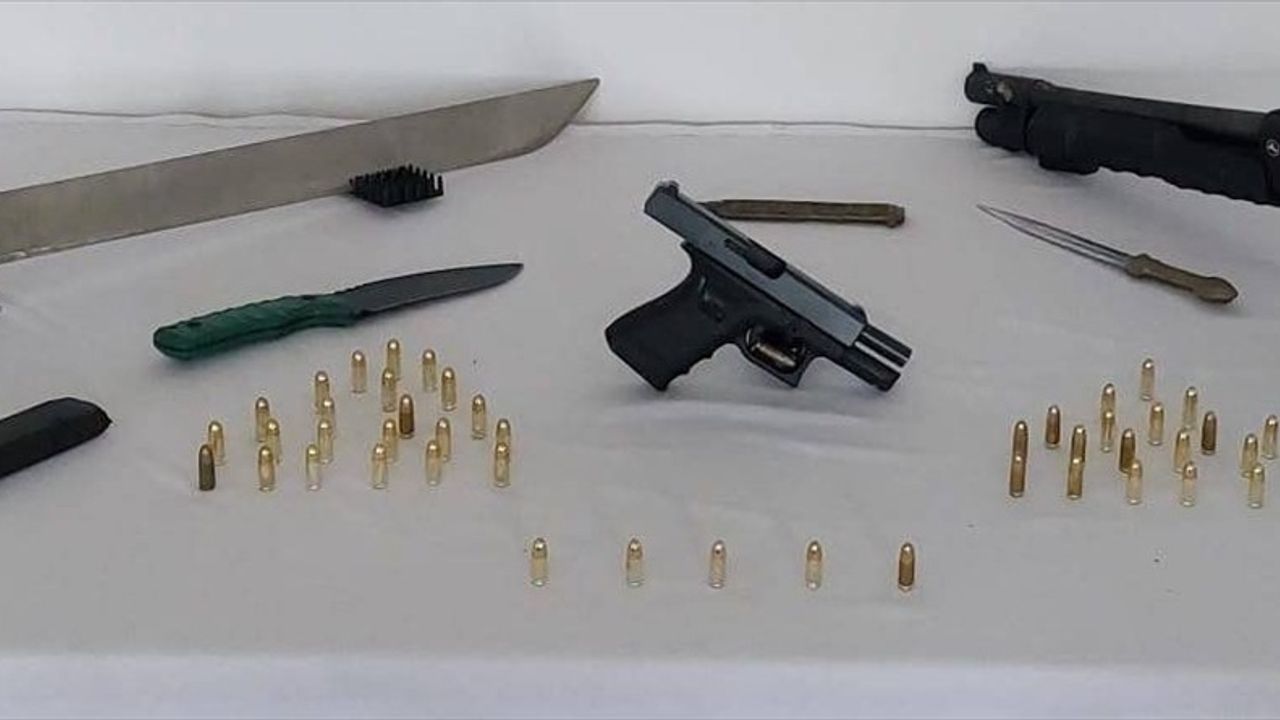 Erzurum'da Operasyon: Horasan'da Ruhsatsız Tabanca, Tüfek ve Kılıç Ele Geçirildi