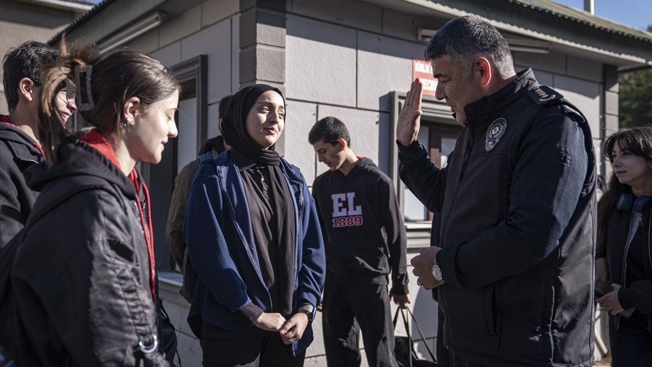 Erzurum'da Polis Okul Çevrelerinde Nöbette