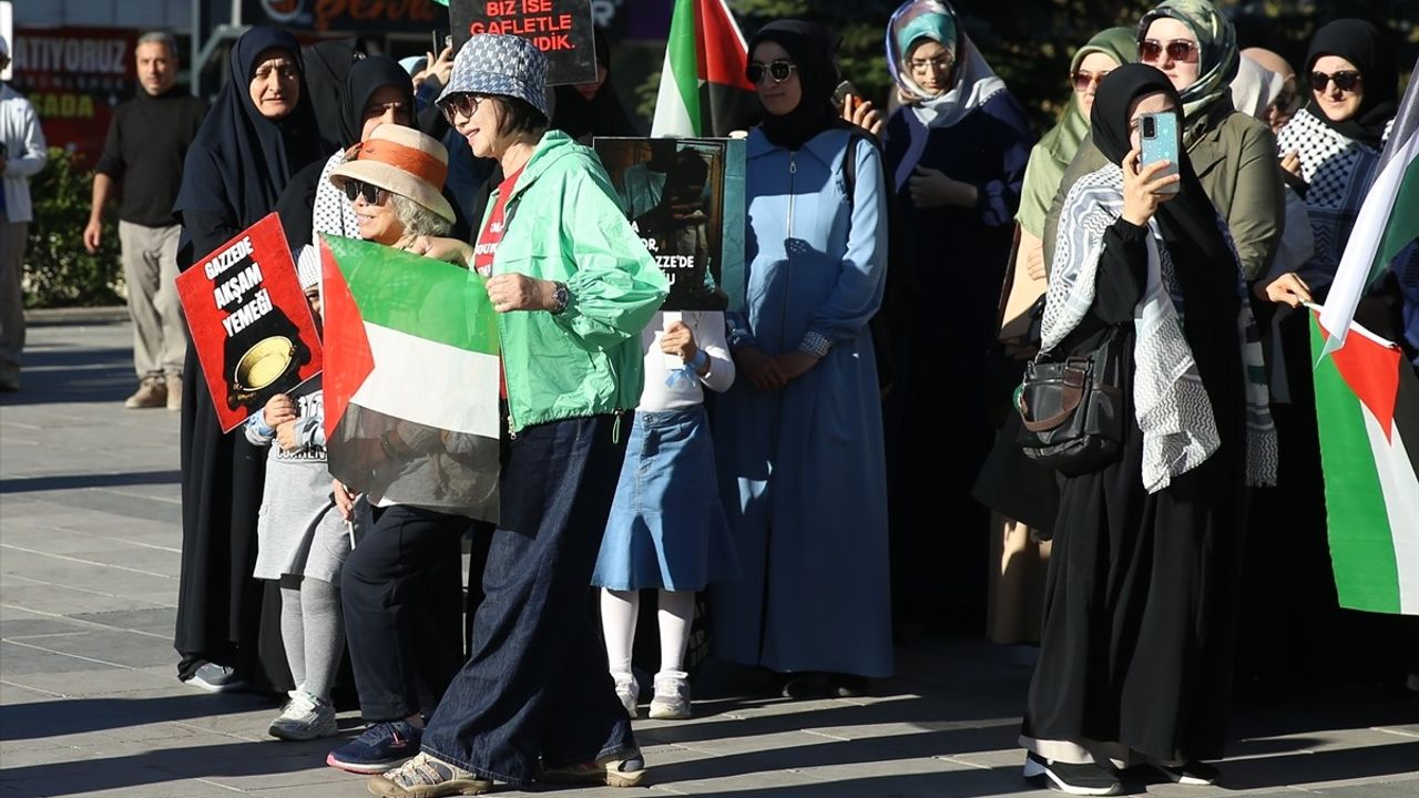 Erzurum'da Sağlık Çalışanları 96. Haftada Gazze İçin Sessiz Yürüyüşte