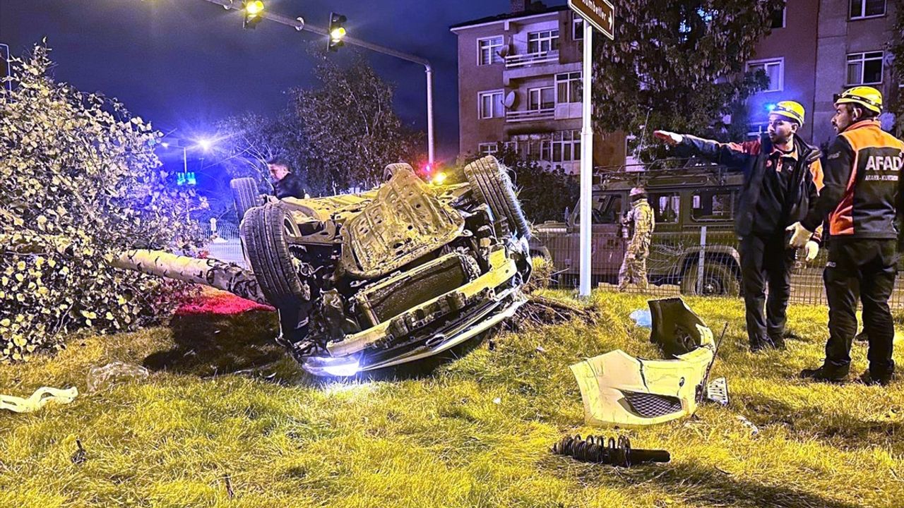 Erzurum'da Takla Atan Otomobilde 4 Kişi Yaralandı, 2'si Ağır