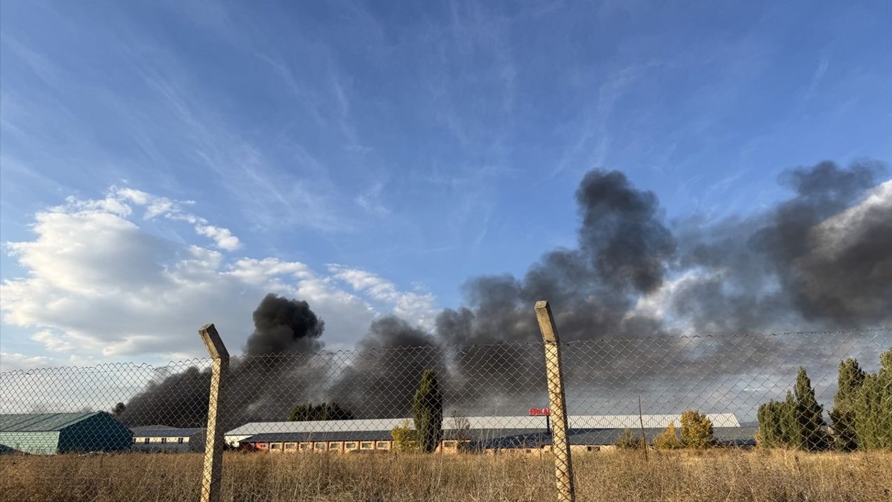 Erzurum OSB'de Boya Üretim Tesisinde Yangın — Ekipler Müdahale Ediyor