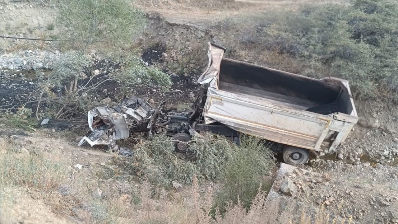 Erzurum Tortum'da Hafriyat Kamyonu Şarampole Devrildi: Sürücü Ağır Yaralandı