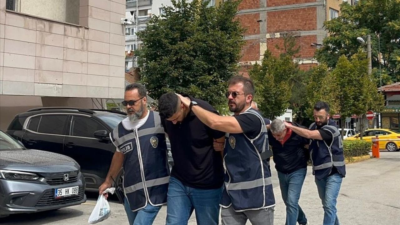 Eskişehir'de Ambulansı Takip Edip Sağlık Çalışanlarını Tehdit Eden Baba-Oğul Tutuklandı