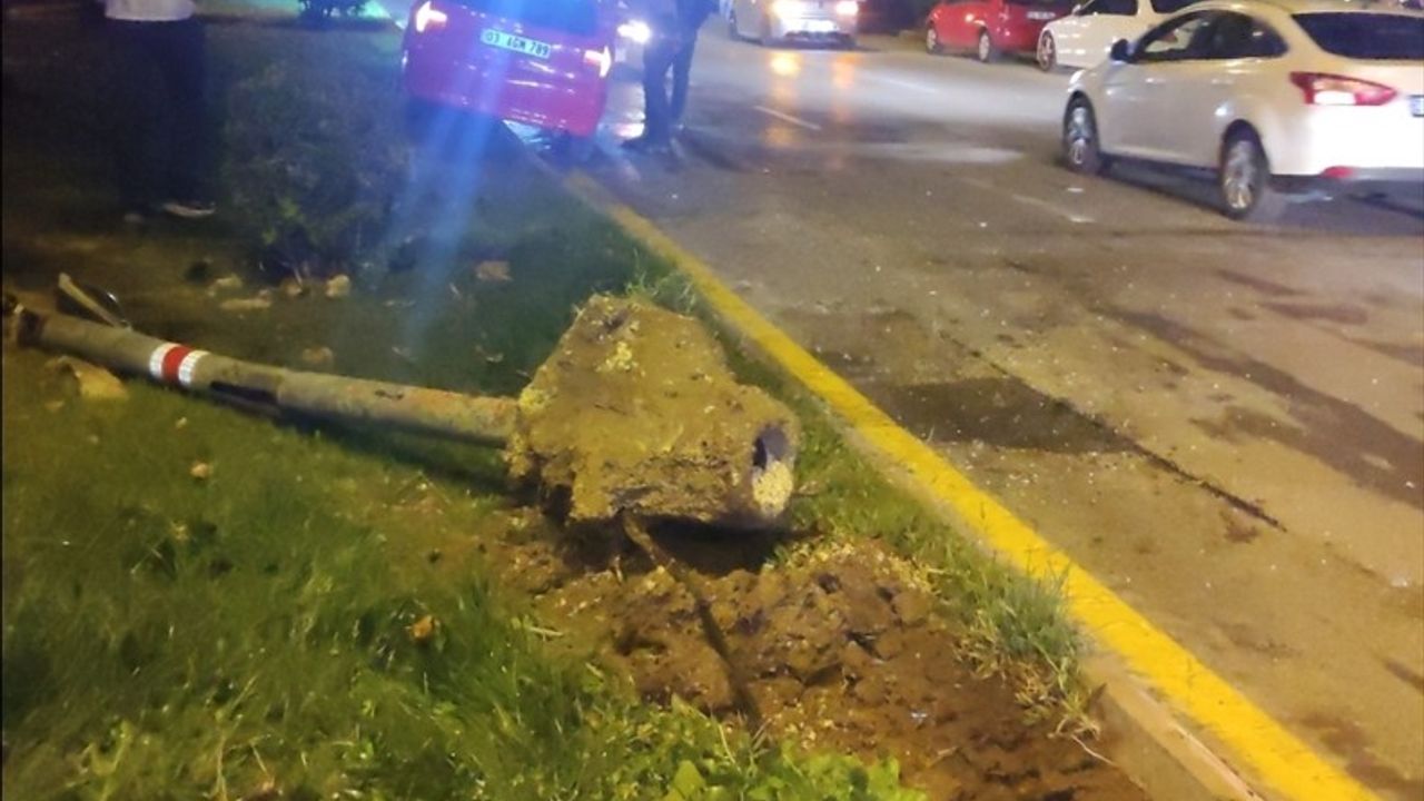 Eskişehir'de Refüje Çarpan Otomobil: 3 Kişiden Biri Hayatını Kaybetti