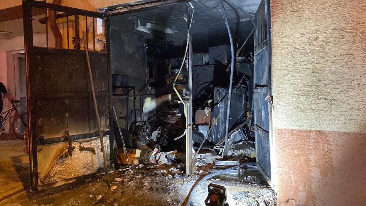 Eskişehir Tepebaşı'nda Depo Yangını: 3 Katlı Binada Hasar