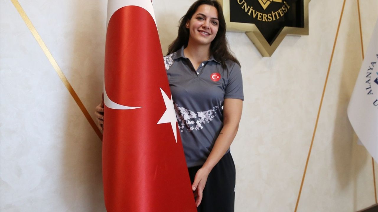 Esra Türkmen FISU 2025'te 59,90'la Altın — Hedef Dünya Şampiyonluğu