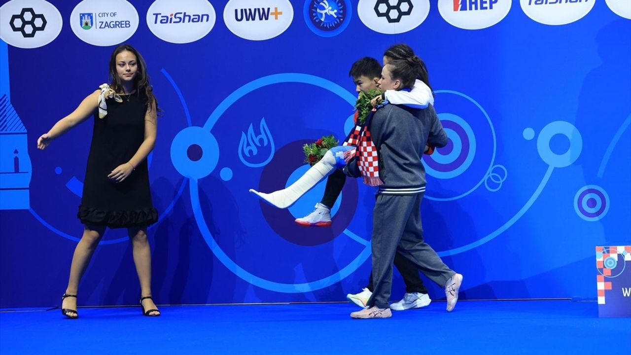Evin Demirhan Yavuz, Dünya Güreş Şampiyonası'nda Madalya Törenine Rakiplerinin Kucağında Geldi