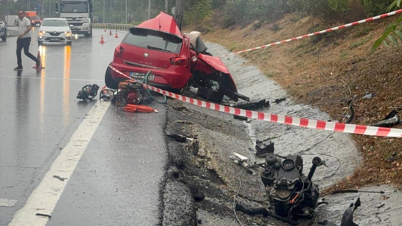 Eyüpsultan'da Aydınlatma Direğine Çarpan Sürücü Hayatını Kaybetti