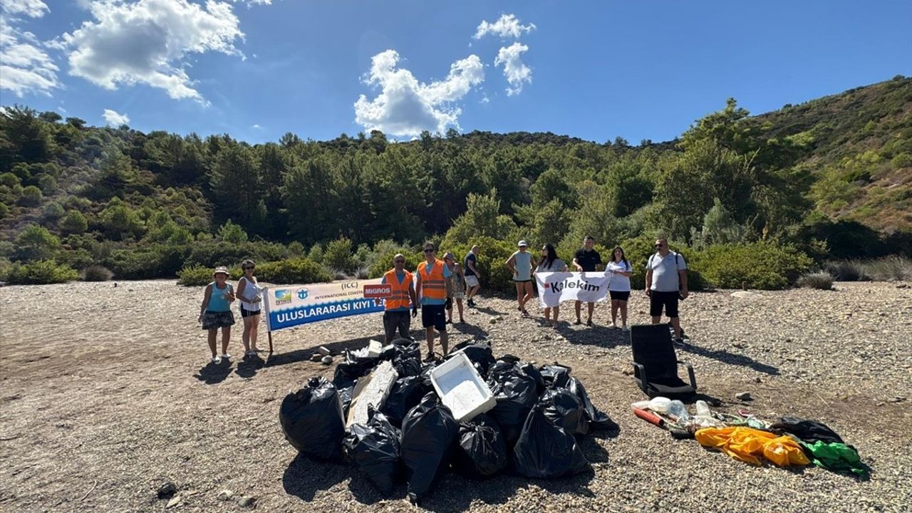 Fethiye'de Kızılada'da 110 kg çöp toplandı — Uluslararası Kıyı Temizleme Günü