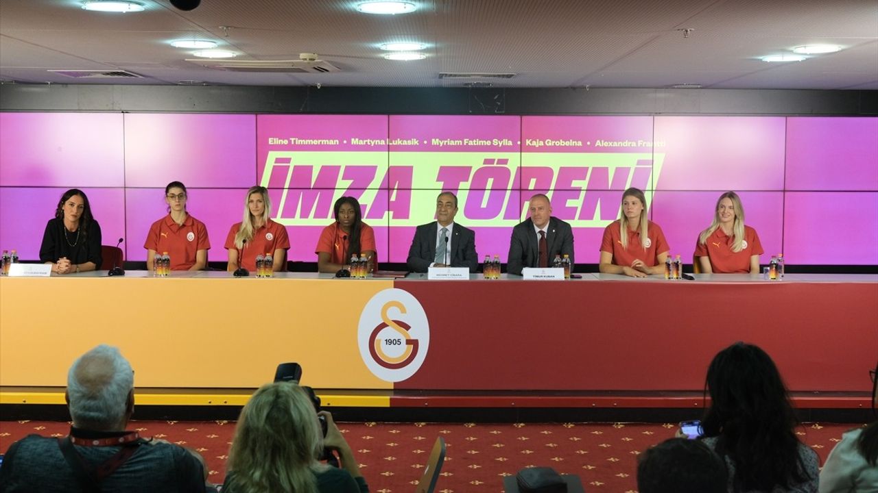 Galatasaray Daikin Kadın Voleybol'de İmza Töreni: Sylla, Grobelna, Lukasik, Frantti, Timmerman