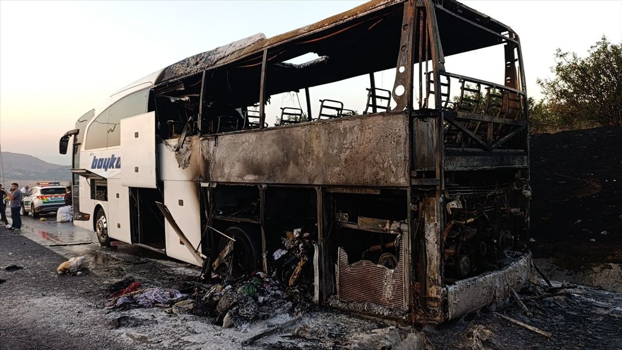 Gaziantep Nurdağı'nda Yolcu Otobüsü Yangını — Otobüs Kullanılamaz Hale Geldi