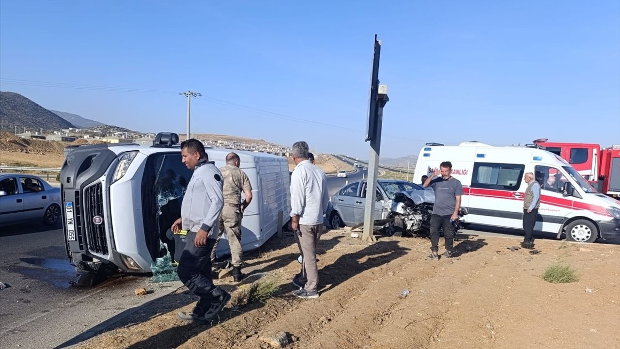 Gaziantep'te Otomobil ile Minibüs Çarpıştı: 6 Yaralı