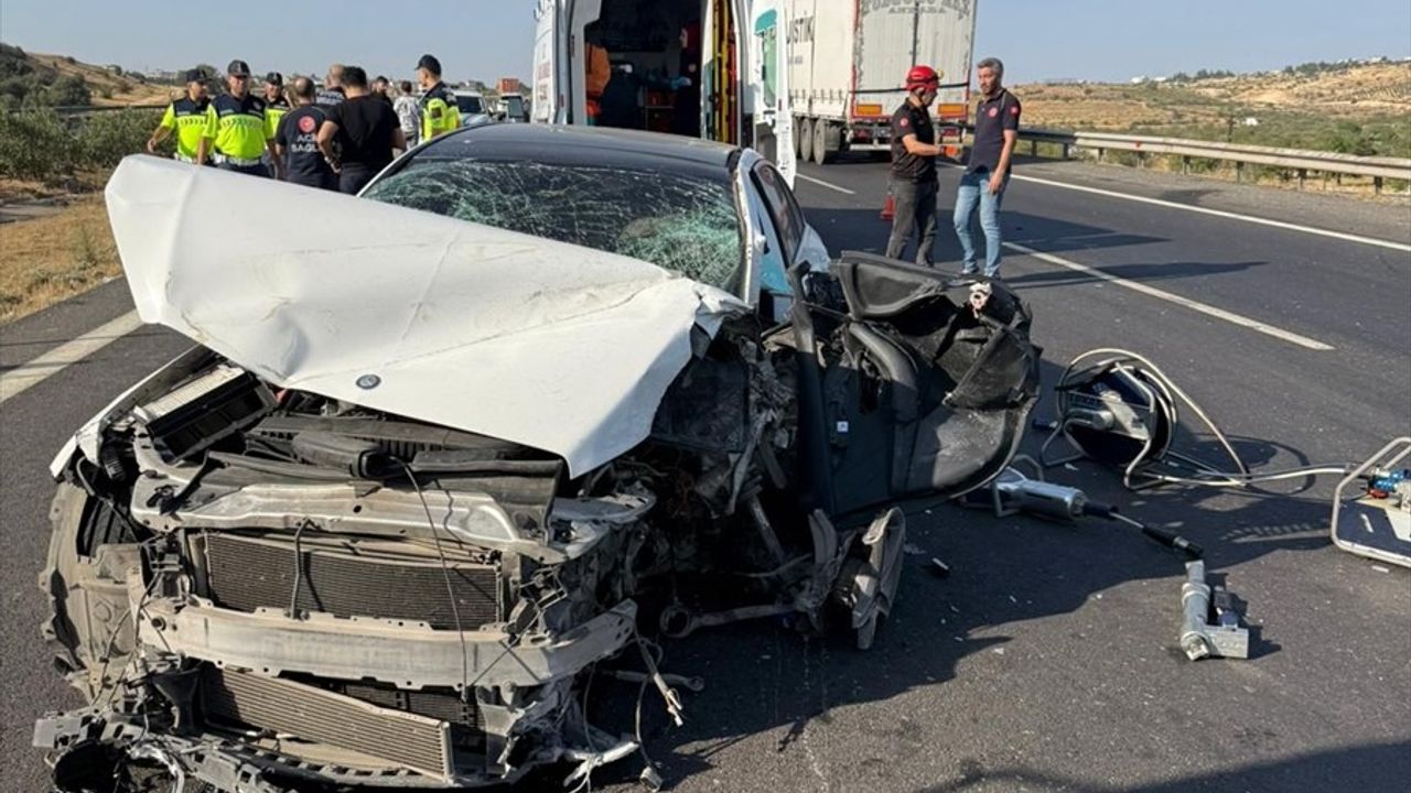 Gaziantep'te Otomobil ile Tır Çarpıştı: 1 Kişi Öldü, 2 Yaralı