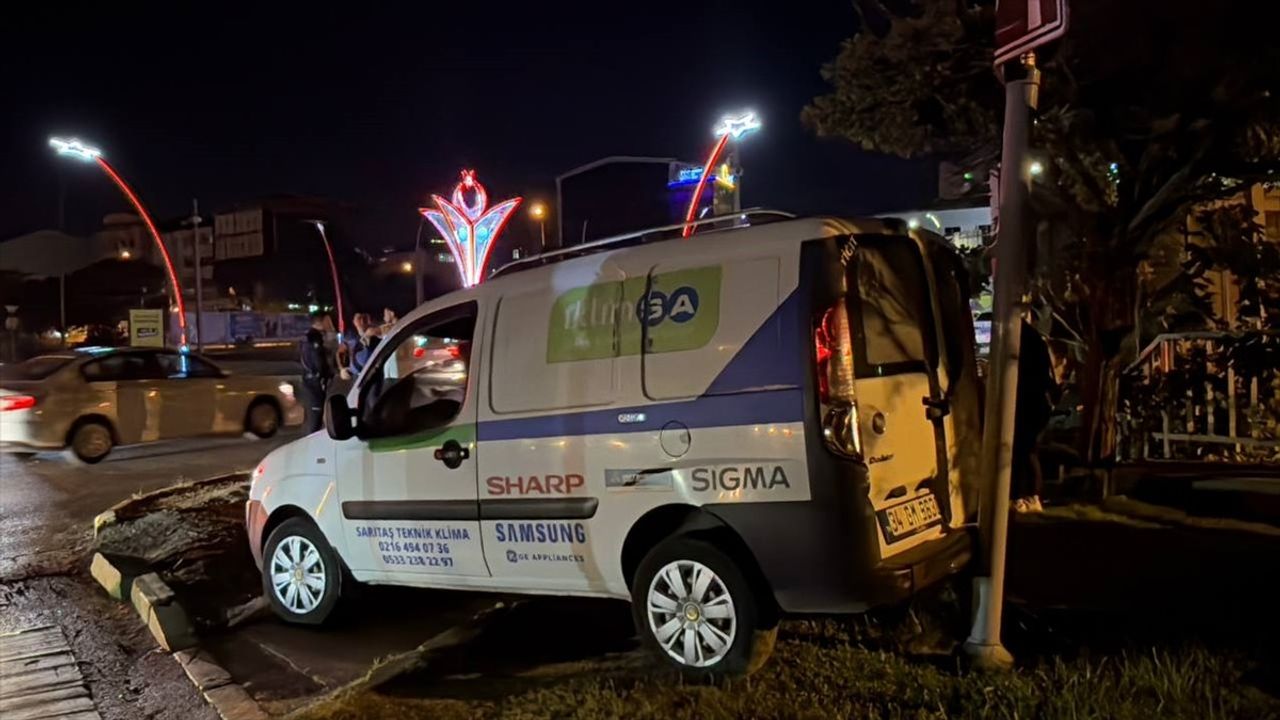 Gebze'de Trafik Kazası: Otomobil ile Hafif Ticari Çarpıştı, 4 Yaralı