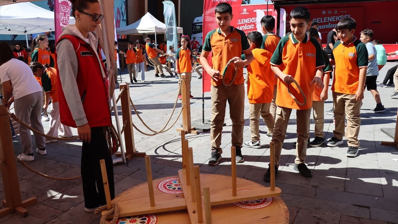 Geleneksel Oyunlar Tırı Erzincan'da: Çocuklara Unutulmaz Oyun Günü