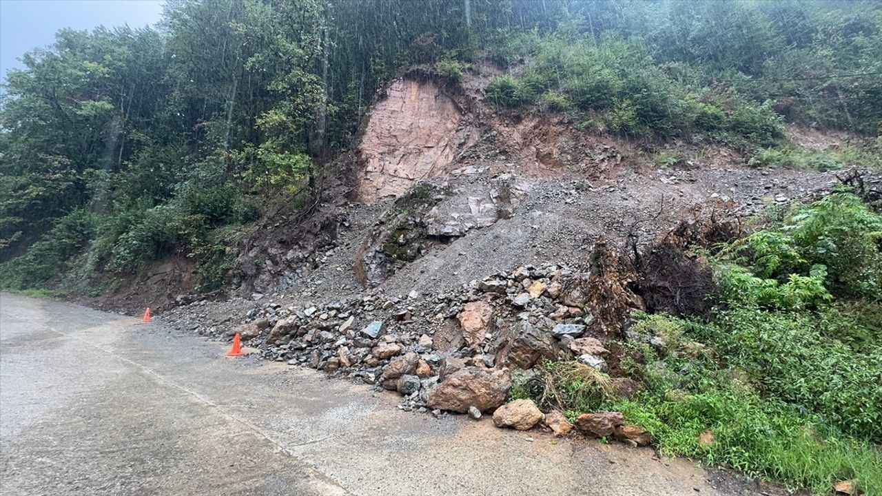 Giresun'da Sağanak ve Heyelan: Çanakçı'da 306 kg/m², 10 Kişi Kurtarıldı