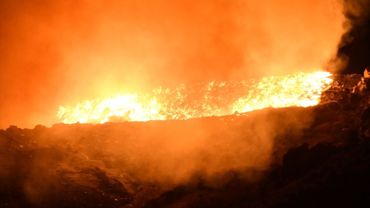 Giresun Şebinkarahisar'da çöp alanı yangını kontrol altına alındı