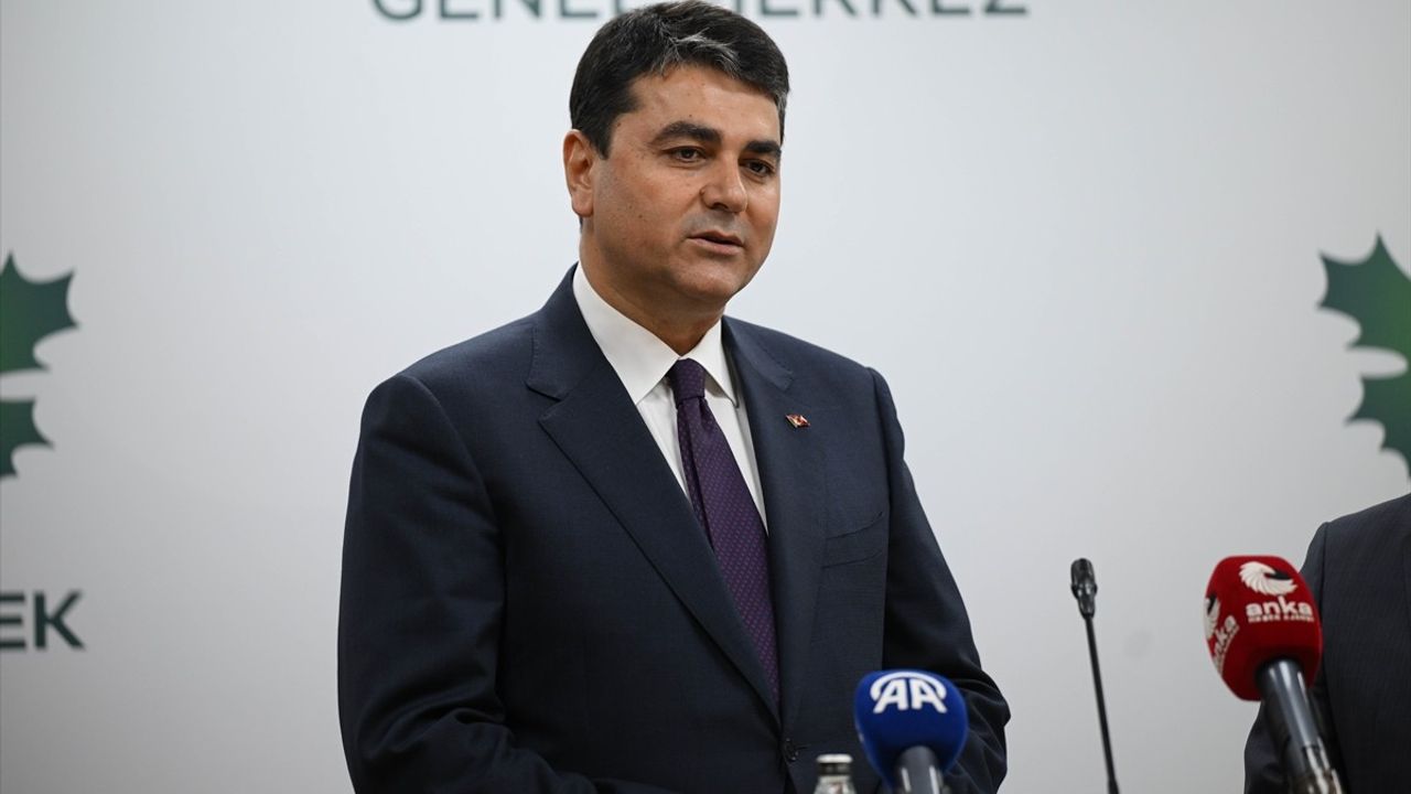 Gültekin Uysal, Ahmet Davutoğlu'nu Ziyaret Etti — Komisyon ve Siyasi Gündem Masaya Yatırıldı