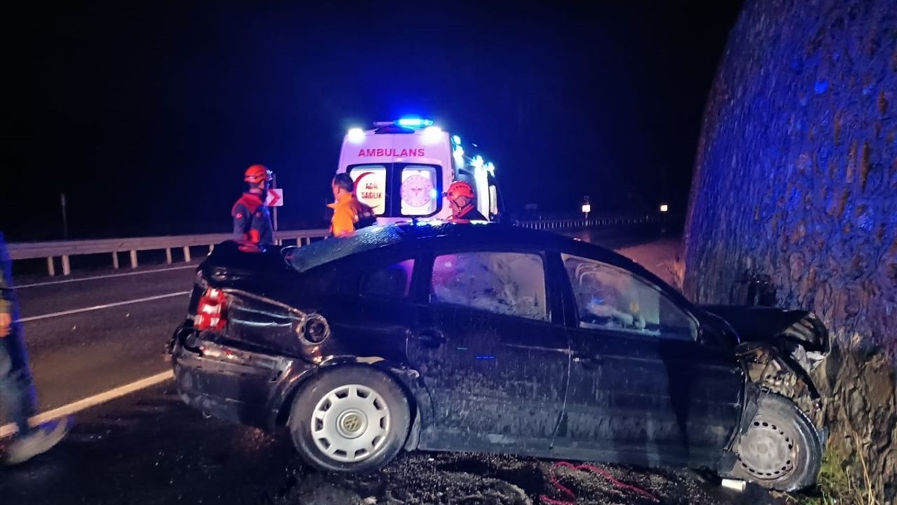 Gümüşhane'de İstinat Duvarına Çarpan Otomobil: 3 Yaralı