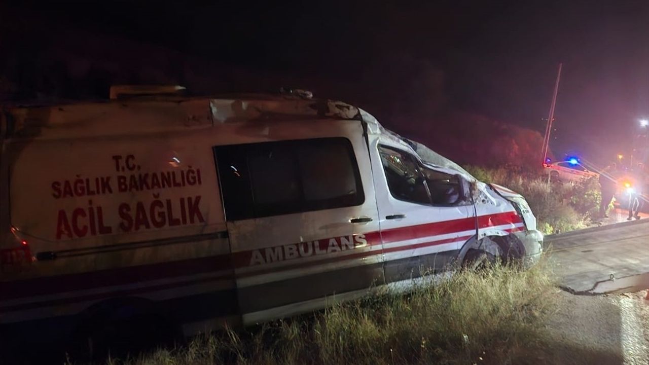 Gümüşhane Kelkit'te Ambulans Devrildi: 3 Sağlık Personeli Yaralandı