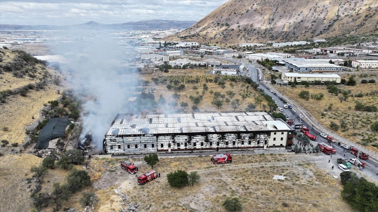 Güncelleme: Kayseri OSB'de Mobilya Fabrikasında Yangın Söndürüldü