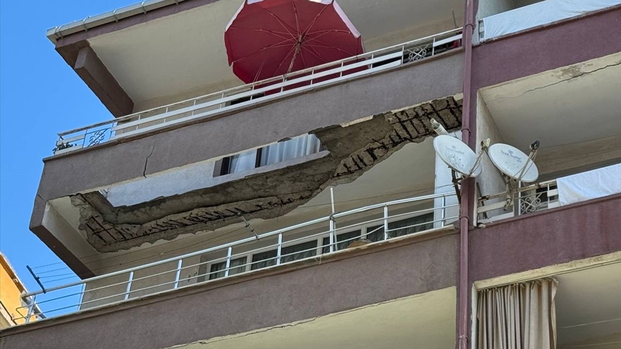 Güngören'de Balkon Çökmesi: 5 Katlı Bina Tahliye Edildi