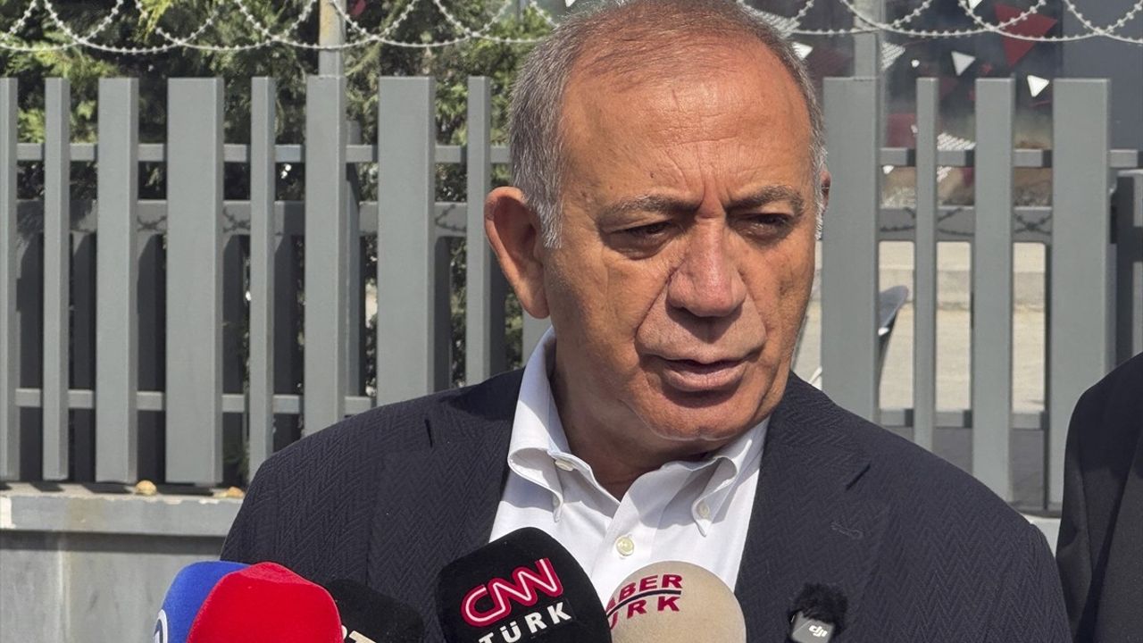 Gürsel Tekin'den CHP İstanbul İl Başkanlığı Önünde Sert Uyarı: 'Suskunluğumuz Korkaklık Değil'