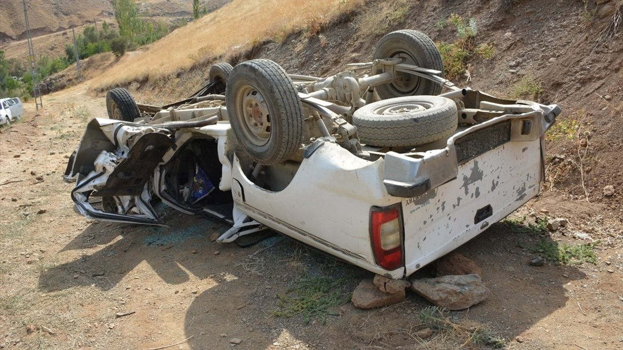 Hakkari'de Şarampole Devrilen Pikap: 2 Ölü, 1 Yaralı