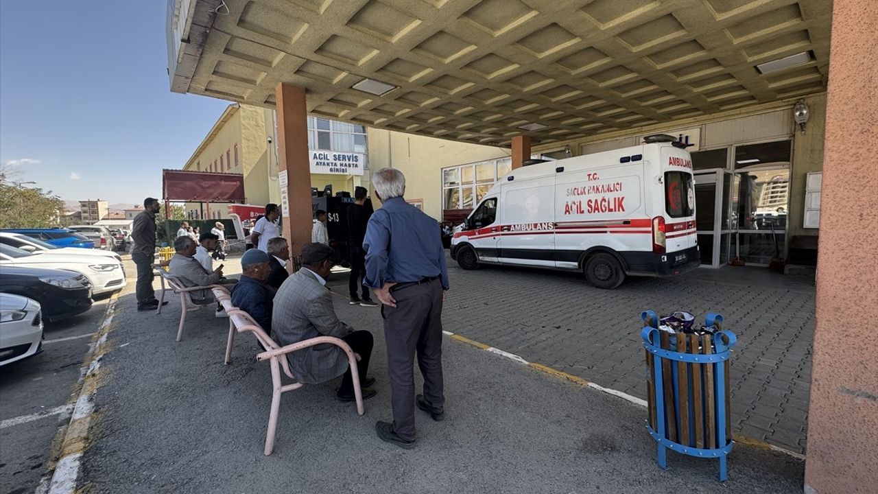 Hakkari Yüksekova'da Kepçe ile Kamyon Arasında Sıkışan Operatör Öldü