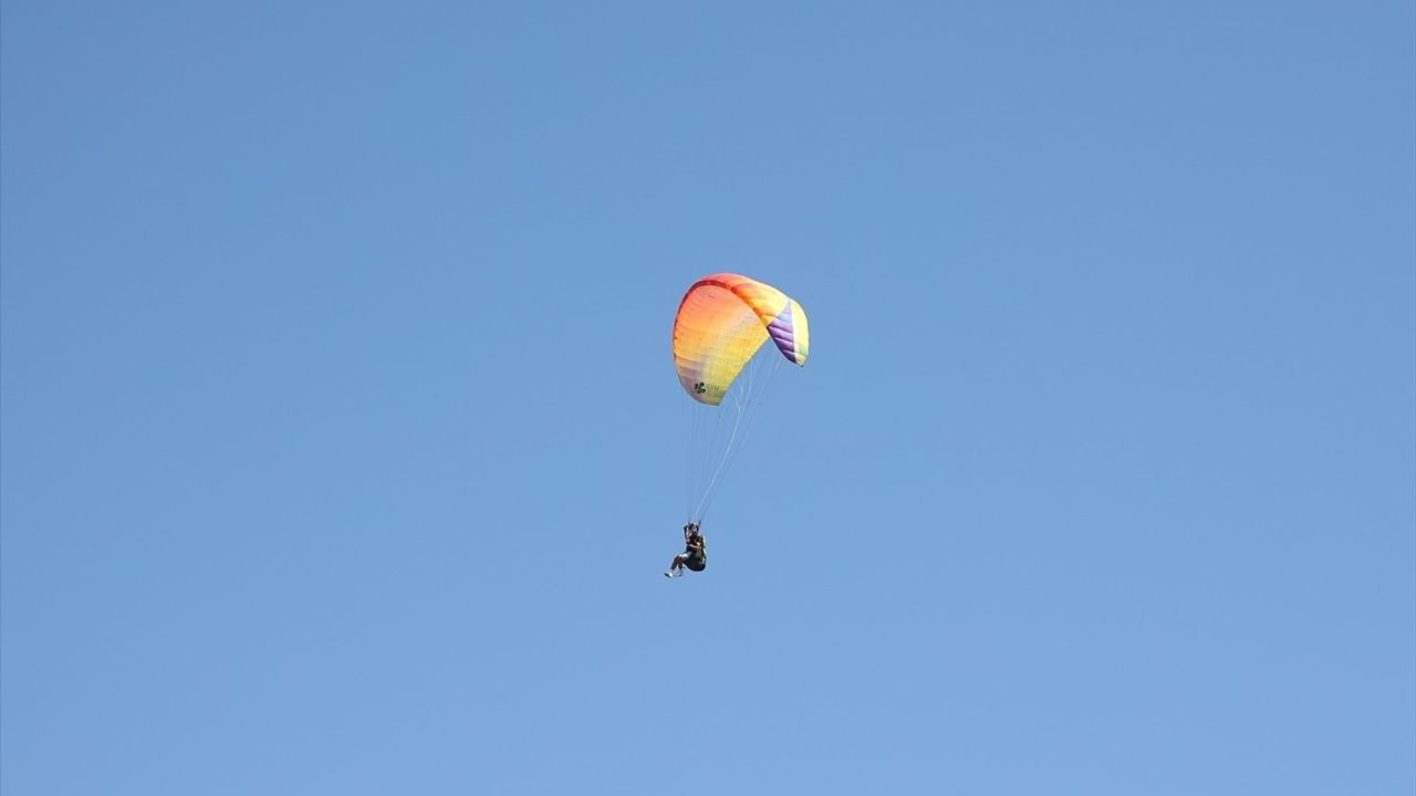 Harun Karateke, Alanya'da Kupayı Paraşütle Kulüp Tesisine İndirdi