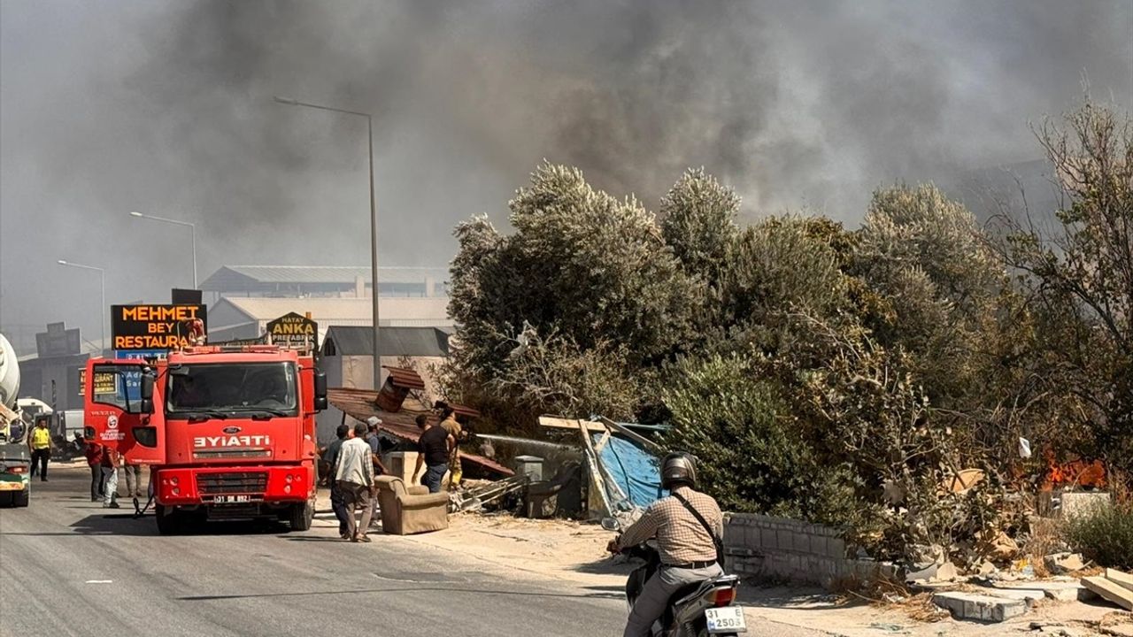 Hatay'da Bahçeden Eve Sıçrayan Yangın Antakya'da Söndürüldü