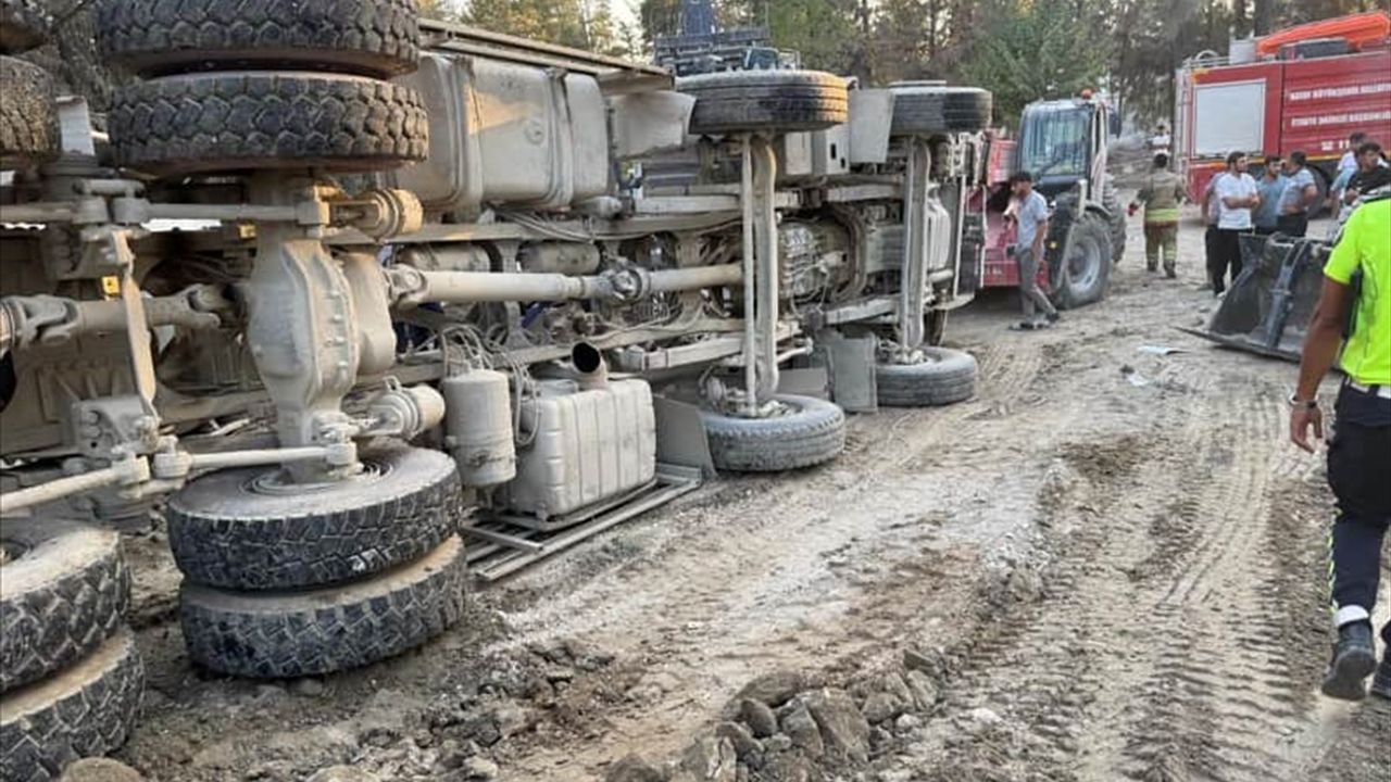 Hatay'da Kamyon Devrildi: Antakya'da Sürücü Hayatını Kaybetti