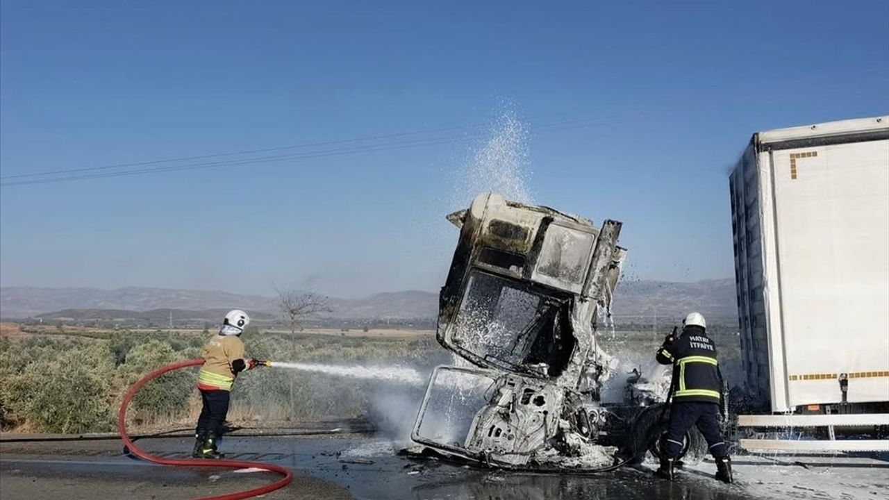 Hatay Hassa'da Seyir Halindeki Tırda Yangın Söndürüldü
