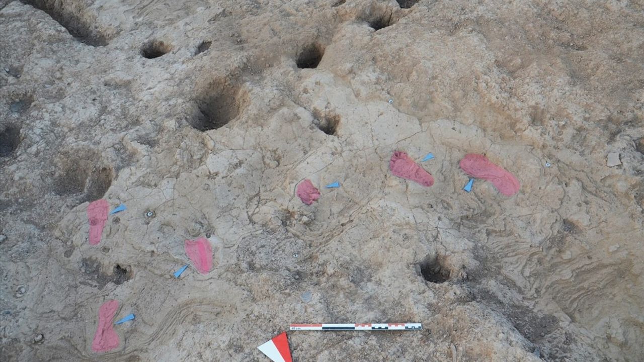 Hatay Tell Kurdu Höyük'te 7 Bin Yıllık İnsan Ayak İzleri Bulundu