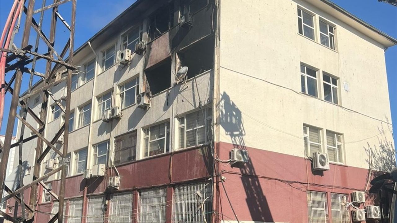 Hilvan'da Hükümet Konağı Yangını Söndürüldü