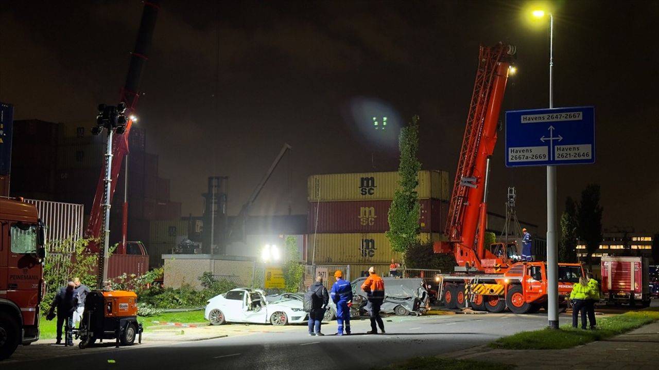 Hollanda'da Şiddetli Fırtına: Konteynerler ve Ağaçlar Devrildi