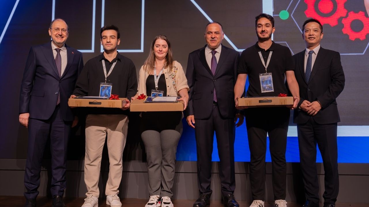 Huawei AR-GE Kodlama Maratonu BTK'de: Sayan'dan Yapay Zeka ve Yerli Teknoloji Vurgusu