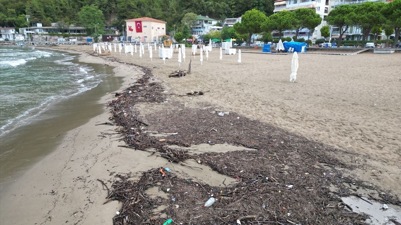 İnkumu Sahili'nde Atık Kirliliği: Bartın Irmağı 3 kilometrelik Kıyıyı Etkiledi