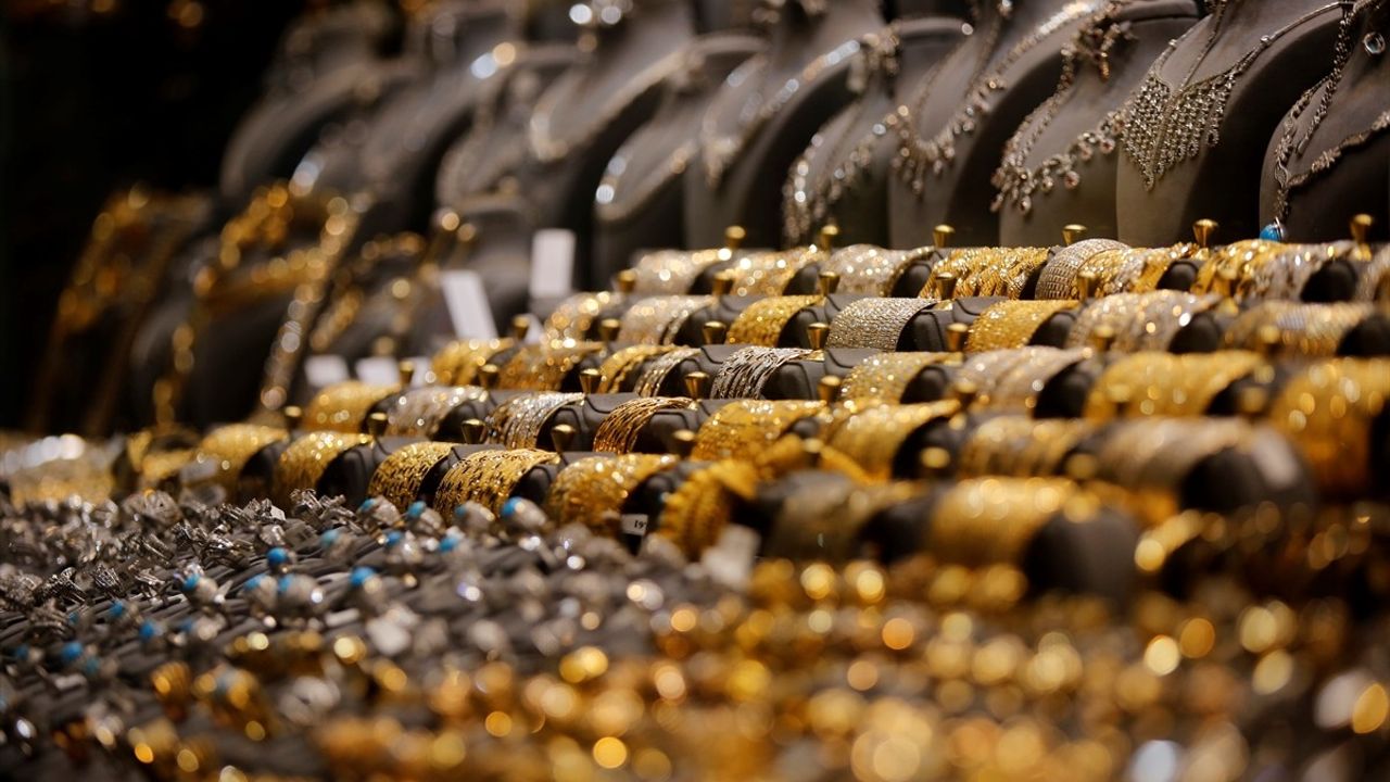 İran'da BM Yaptırımları Öncesi Döviz ve Altın Kurları Rekor Kırdı