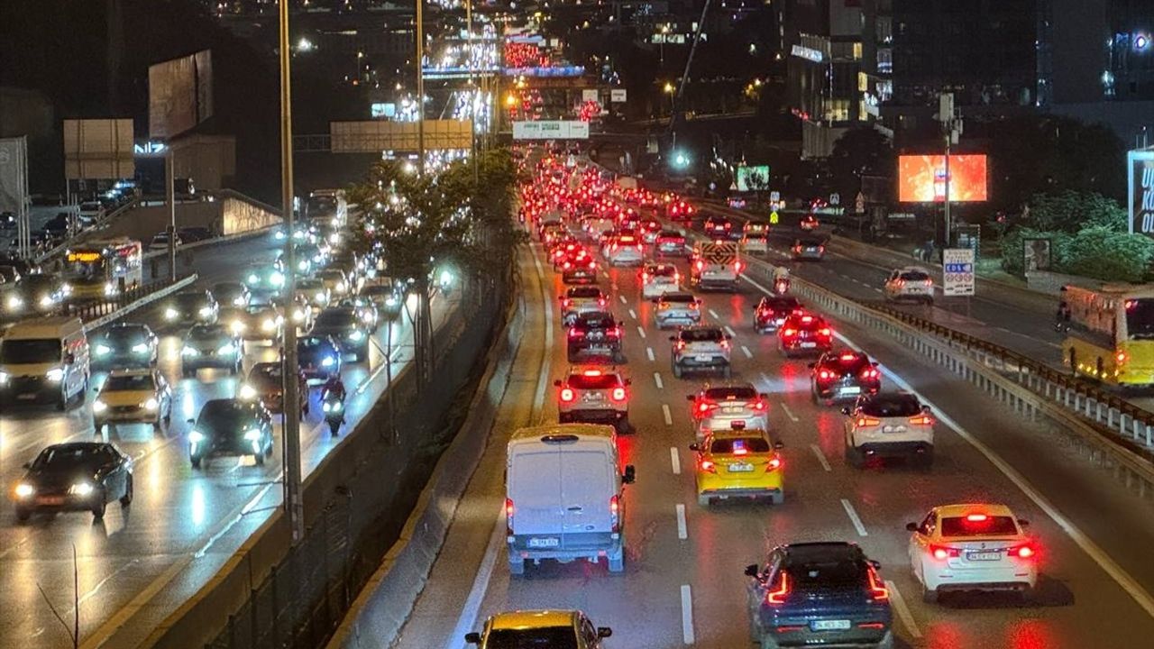 İstanbul'da Akşam Trafik Yoğunluğu %74'e Ulaştı